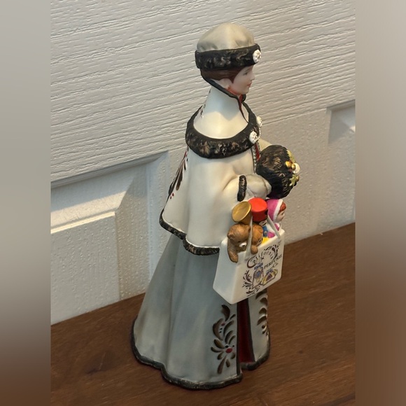Avon Mrs Albee President’s Club Award Holiday figurine, collectors. - Picture 2 of 12